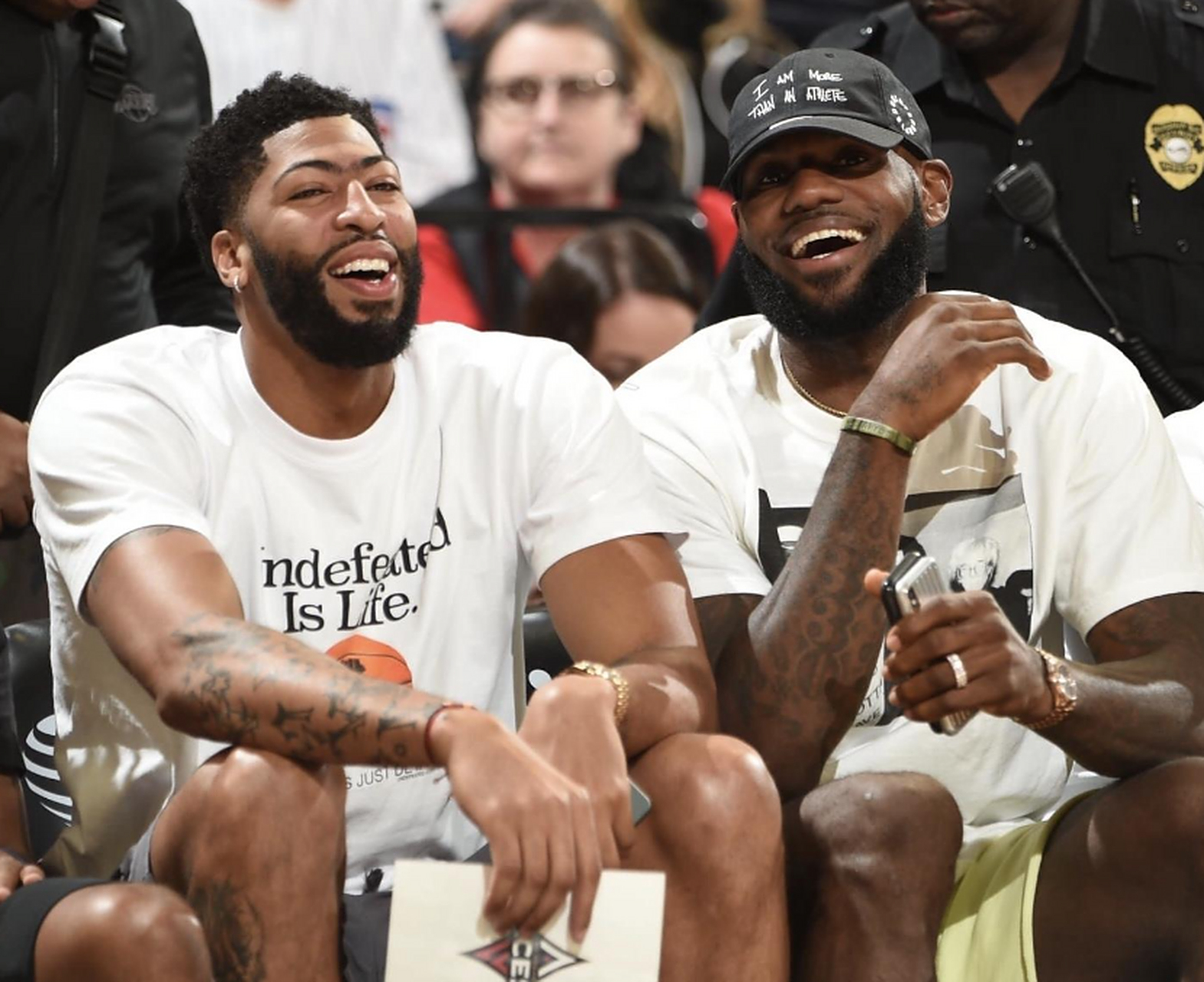 九游平台注册通道詹姆斯在FPX比赛中回归赛场，关键助攻引发热议！(詹姆斯几次全票fmvp)