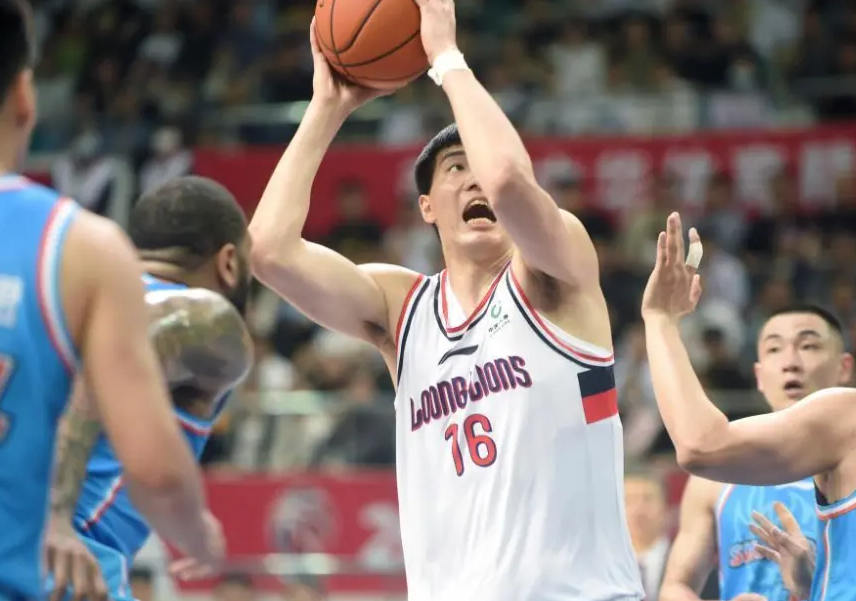 Rookie巅峰对决,字母哥与60激战尤文图斯分钟,精彩发挥胜负难料!  Rookie巅峰对决,字母哥与60激战尤文图斯分钟,精彩发挥胜负难料!